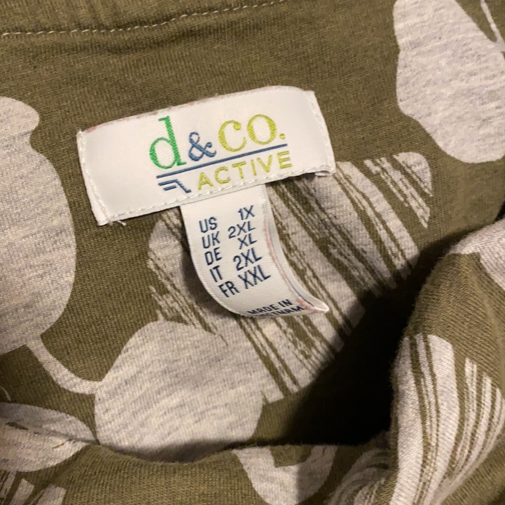 D&CO. Active plus size pullover‎ - Picture 3 of 3